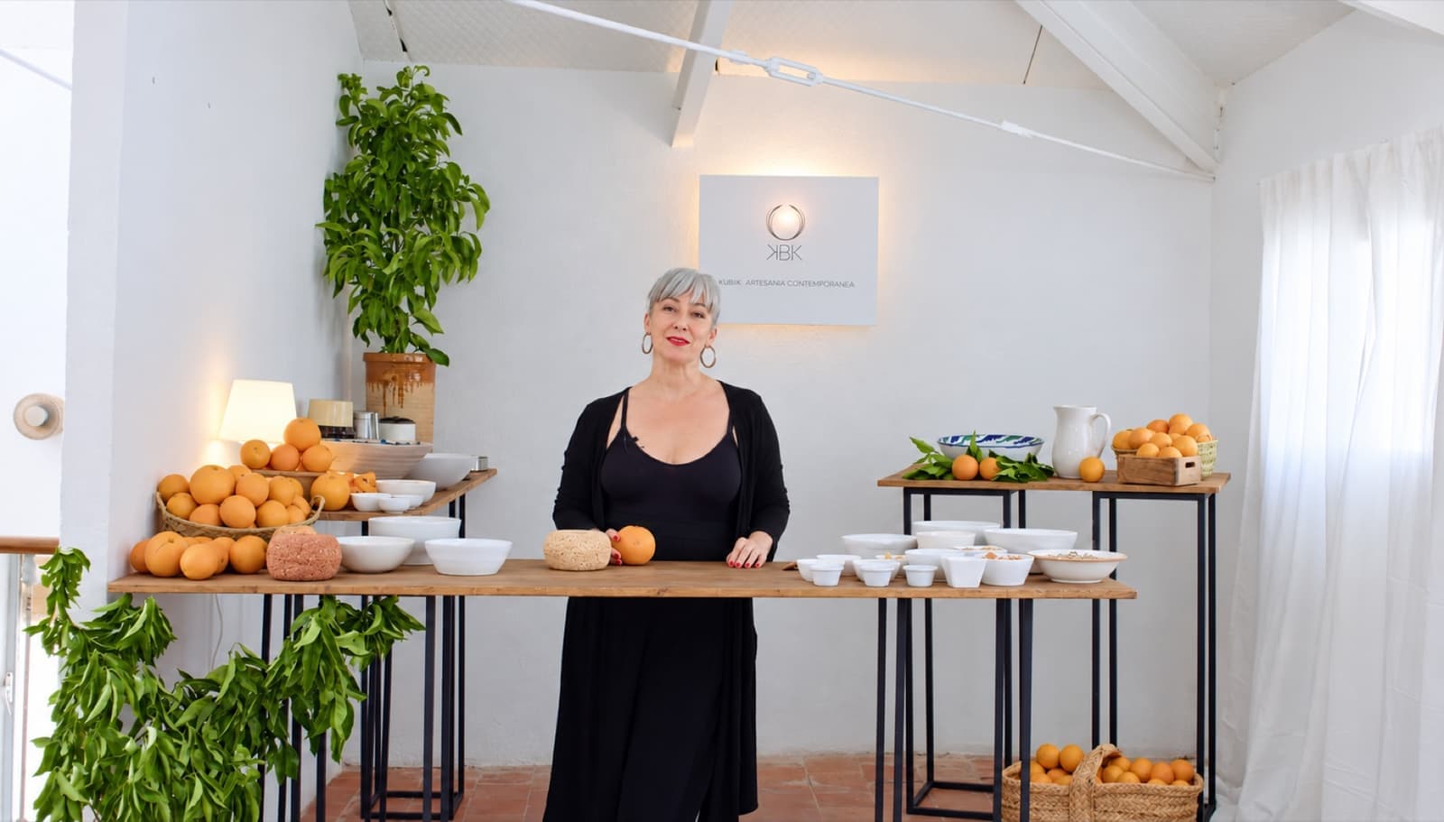 Nati Kabuki en el taller del curso, rodeada de naranjas y cerámica