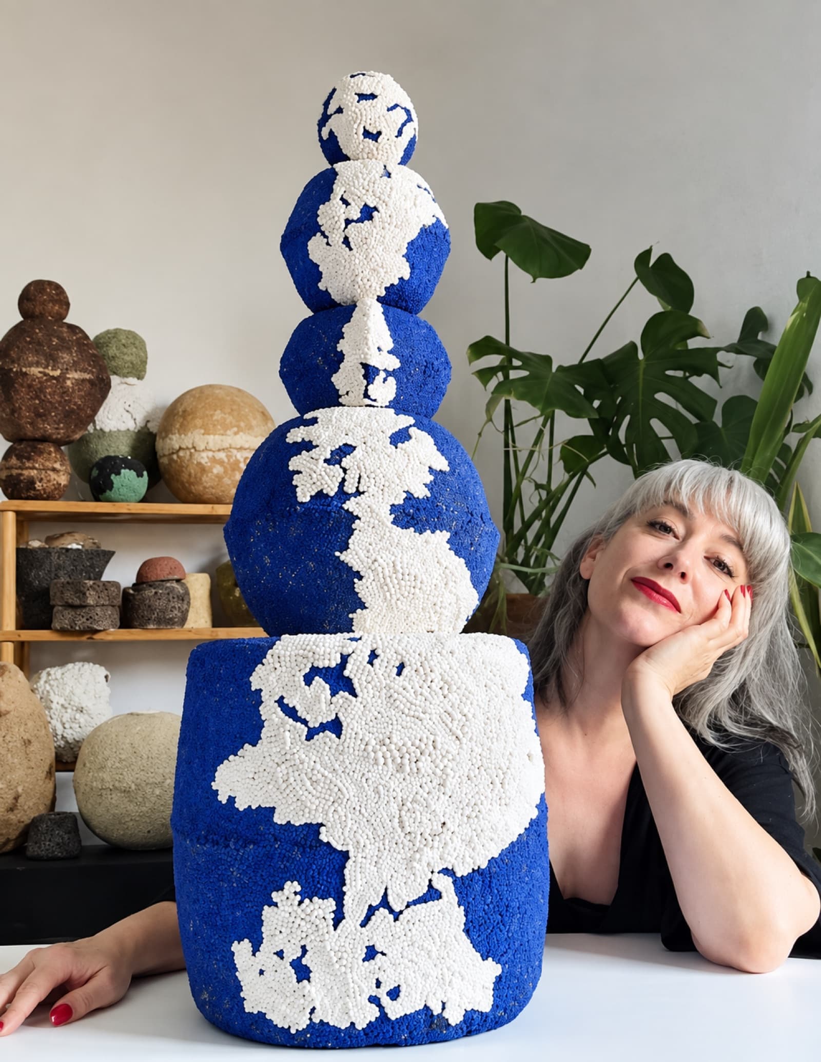 Nati Rodríguez junto a su escultura de biomateria y estantería de piezas