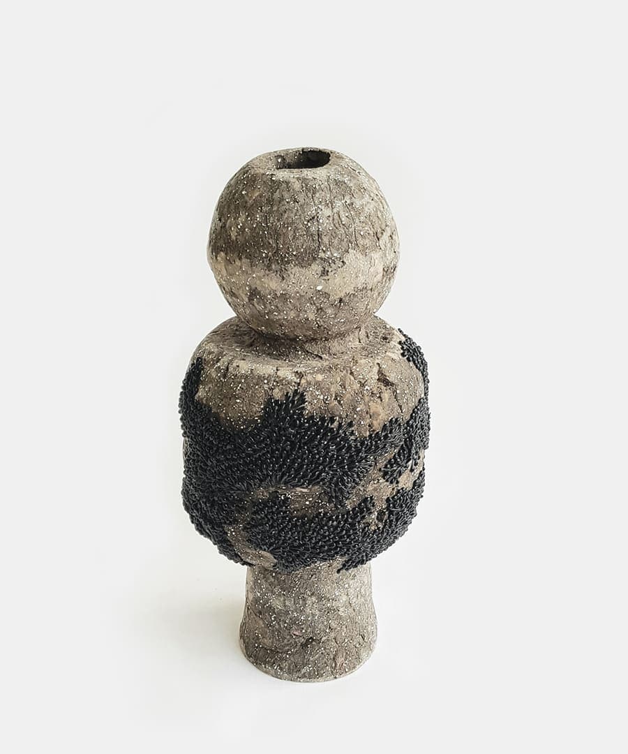 Pieza esférica con racimo de relieve negro